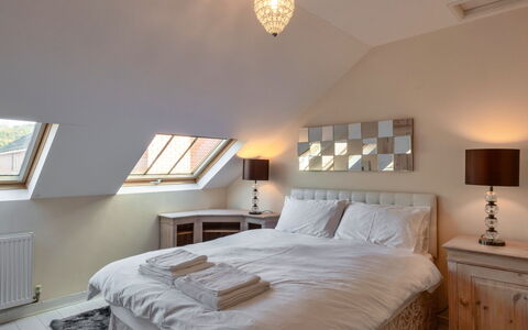 Cob Barn, Great Houndbeare Farm: Mueble, Cama, Diseño De Interiores, Habitación, Lecho, Sábana, Techo, Madera, Suelo, Piso