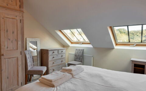 Cob Barn, Great Houndbeare Farm: Cama, Mueble, Diseño De Interiores, Habitación, Piso, Madera, Suelo, Sábana, Lecho, Techo