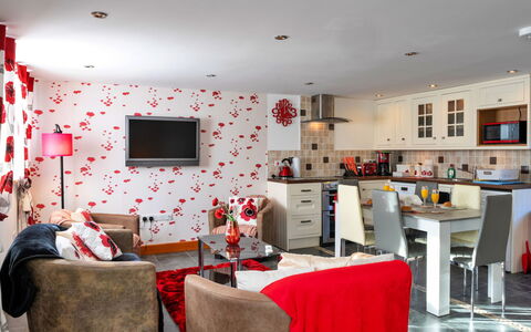 Poppy Cottage, Great Houndbeare Farm: Mueble, Diseño De Interiores, Rojo, Sala, Sofá, Techo, Habitación, Piso, Casa, Encendiendo