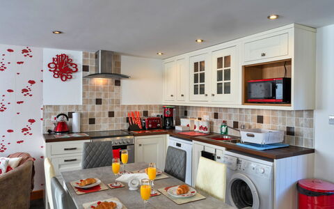 Poppy Cottage, Great Houndbeare Farm: Cocina, Aparato De Cocina, Electrodoméstico, Mostrador, Diseño De Interiores, Mueble, Gabinetes, Piso, Techo, Habitación