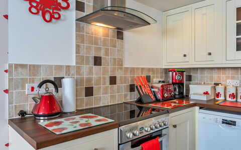 Poppy Cottage, Great Houndbeare Farm: Cocina, Aparato De Cocina, Mostrador, Electrodoméstico, Diseño De Interiores, Gabinetes, Estufa De Cocina, Estufa, Piso, Electrodoméstico