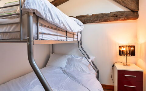 Poppy Cottage, Great Houndbeare Farm: Cama, Habitación, Lecho, Sábana, Diseño De Interiores, Mueble, Linos, Marco De La Cama, Suelo, Almohada
