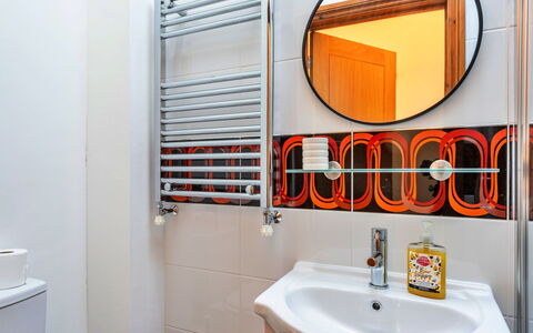 Poppy Cottage, Great Houndbeare Farm: Arreglo De Tubería, Diseño De Interiores, Piso, Suelo, Plomería, Baño, Naranja, Grifo, Habitación, Lavabo
