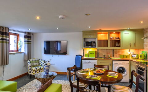 Lime Cottage, Great Houndbeare Farm: Diseño De Interiores, Mueble, Techo, Piso, Suelo, Casa, Sofá, Habitación, Sala, Departamento