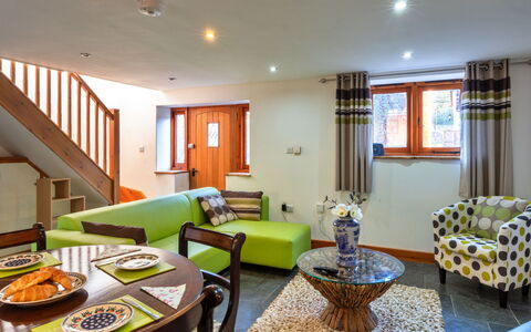 Lime Cottage, Great Houndbeare Farm: Diseño De Interiores, Mueble, Piso, Techo, Suelo, Habitación, Sofá, Casa, Sala, Encendiendo