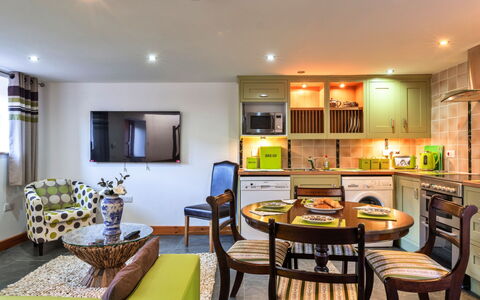 Lime Cottage, Great Houndbeare Farm: Mueble, Diseño De Interiores, Techo, Piso, Sofá, Suelo, Habitación, Encendiendo, Mesa, Sala