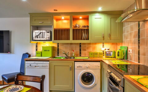Lime Cottage, Great Houndbeare Farm: Cocina, Aparato De Cocina, Electrodoméstico, Diseño De Interiores, Lavadora, Mostrador, Piso, Mueble, Gabinetes, Techo