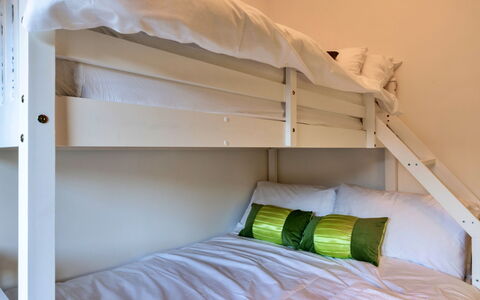 Lime Cottage, Great Houndbeare Farm: Cama, Lecho, Habitación, Diseño De Interiores, Sábana, Mueble, Litera, Madera, Piso, Suelo