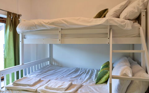 Lime Cottage, Great Houndbeare Farm: Cama, Mueble, Lecho, Habitación, Litera, Diseño De Interiores, Sábana, Suelo, Madera, Piso