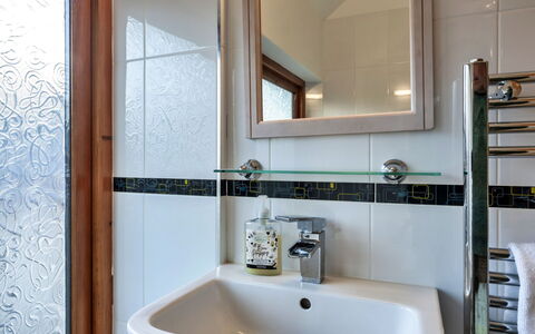 Lime Cottage, Great Houndbeare Farm: Arreglo De Tubería, Baño, Diseño De Interiores, Grifo, Lavabo Del Baño, Piso, Lavabo, Plomería, Suelo, Espejo
