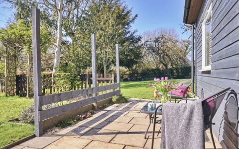 Snuggery: Jardín, Cobertura Del Suelo, Cerca, Sombra, Patio Interior, Pasarela, Paisajismo, Césped, Yarda, Inicio De Esgrima