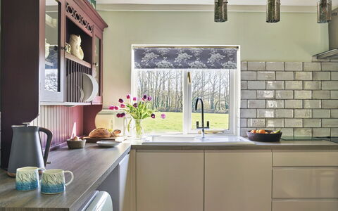 Snuggery: Cocina, Diseño De Interiores, Mostrador, Mueble, Aparato De Cocina, Gabinetes, Casa, Lámpara, Encendiendo, Habitación