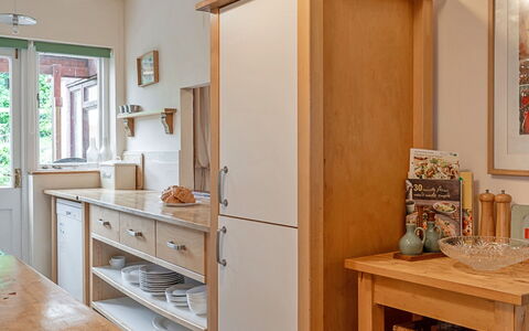 Heselwood: Mueble, Gabinetes, Cocina, Mostrador, Madera, Aparato De Cocina, Piso, Diseño De Interiores, Estante, Alacena