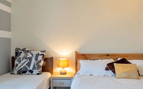 Heselwood: Cama, Lecho, Mueble, Habitación, Diseño De Interiores, Sábana, Pared, Madera, Habitación, Linos