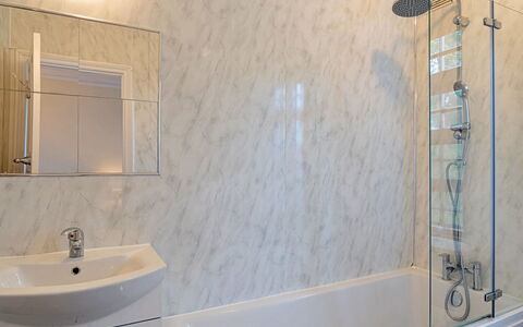 Heselwood: Pared, Arreglo De Tubería, Diseño De Interiores, Piso, Baño, Suelo, Grifo, Plomería, Bañera, Lavabo Del Baño