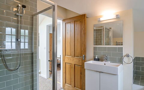 The Heselwood Coach House: Pared, Arreglo De Tubería, Piso, Diseño De Interiores, Baño, Suelo, Madera, Lavabo, Lavabo Del Baño, Grifo