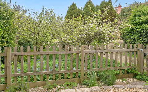 The Heselwood Coach House: Cerca, Arbusto, Cerca De Piquete, Jardín, Inicio De Esgrima, Cobertura Del Suelo, Primavera, Plantas Leñosas, Patio Interior