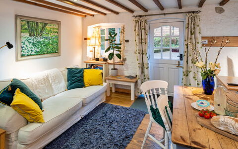 Little Roost: Mueble, Diseño De Interiores, Pared, Piso, Sofá, Madera, Mesa, Habitación, Techo, Silla