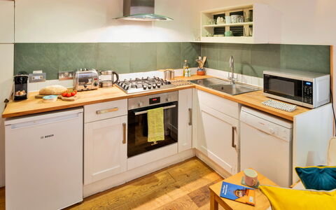 Little Roost: Aparato De Cocina, Cocina, Mostrador, Electrodoméstico, Gabinetes, Diseño De Interiores, Estufa De Cocina, Piso, Mueble, Estufa