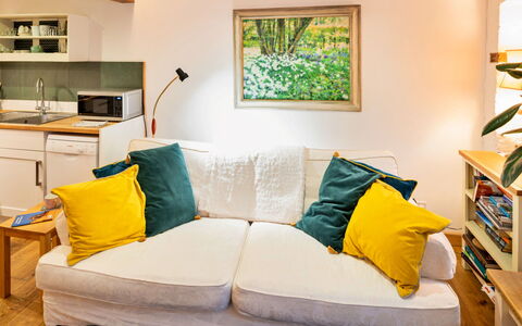 Little Roost: Mueble, Diseño De Interiores, Sofá, Pared, Piso, Habitación, Amarillo, Madera, Suelo, Sala