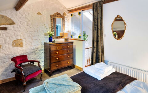 Little Roost: Pared, Mueble, Madera, Diseño De Interiores, Encendiendo, Casa, Habitación, Techo, Cama, Marco