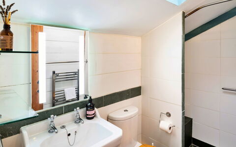 Little Roost: Baño, Arreglo De Tubería, Diseño De Interiores, Piso, Suelo, Lavabo, Plomería, Lavabo Del Baño, Grifo, Baño
