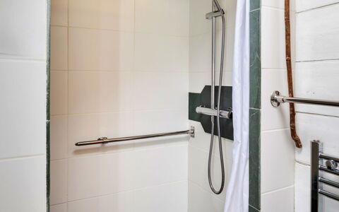 Little Roost: Arreglo De Tubería, Baño, Piso, Ducha, Suelo, Alcachofa De La Ducha, Plomería, Barra De La Ducha, Loseta, Panel De Ducha