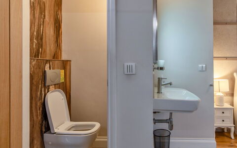 Pig Cottage at Dairy Cottages: Baño, Asiento Del Baño, Arreglo De Tubería, Pared, Piso, Diseño De Interiores, Suelo, Madera, Baño, Grifo