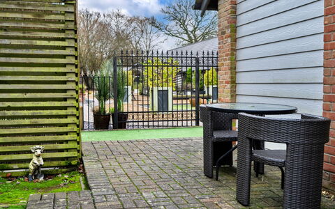 Pig Cottage at Dairy Cottages: Mueble, Mueble Para Exteriores, Jardín, Cerca, Hierro, Banco Al Aire Libre, Silla, Mesa Al Aire Libre, Metal, Yarda