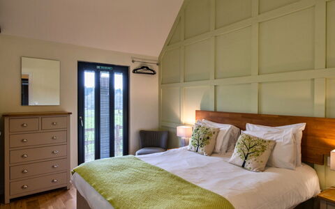 Ploughman'S Row No. 3 at Dairy Cottages: Piso, Madera, Habitación, Mueble, Diseño De Interiores, Suelo, Cama, Techo, Lecho, Sábana