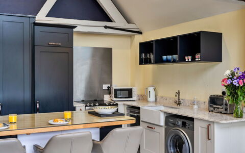 Ploughman'S Row No. 3 at Dairy Cottages: Mueble, Diseño De Interiores, Aparato De Cocina, Cocina, Piso, Electrodoméstico, Mostrador, Madera, Gabinetes, Techo