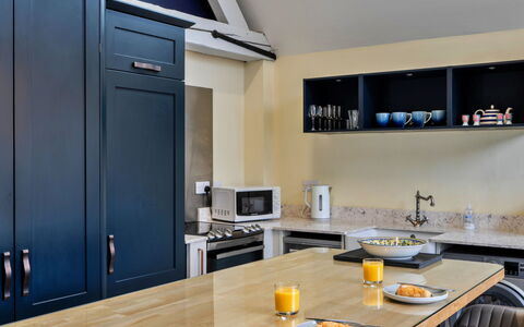 Ploughman'S Row No. 3 at Dairy Cottages: Mueble, Cocina, Mostrador, Diseño De Interiores, Aparato De Cocina, Gabinetes, Piso, Madera, Techo, Suelo