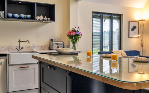 Ploughman'S Row No. 3 at Dairy Cottages: Mueble, Diseño De Interiores, Cocina, Mostrador, Madera, Gabinetes, Piso, Aparato De Cocina, Encendiendo, Lámpara
