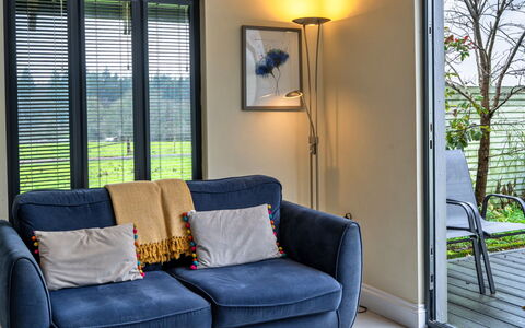 Ploughman'S Row No. 3 at Dairy Cottages: Mueble, Diseño De Interiores, Sofá, Sala, Cubiertas De Ventanas, Encendiendo, Casa, Piso, Suelo, Tratamiento De La Ventana