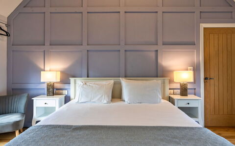 Ploughman'S Row No. 3 at Dairy Cottages: Cama, Mueble, Diseño De Interiores, Habitación, Lecho, Pared, Sábana, Piso, Suelo, Madera