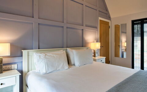 Ploughman'S Row No. 3 at Dairy Cottages: Cama, Diseño De Interiores, Habitación, Mueble, Lecho, Pared, Sábana, Madera, Piso, Suelo