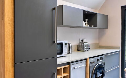 Ploughman'S Row No. 1 at Dairy Cottages: Cocina, Mueble, Diseño De Interiores, Aparato De Cocina, Piso, Gabinetes, Mostrador, Electrodoméstico, Madera, Electrodoméstico