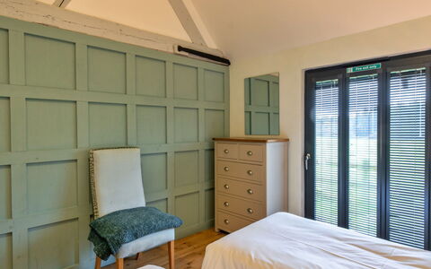 Ploughman'S Row No. 1 at Dairy Cottages: Cama, Pared, Mueble, Habitación, Diseño De Interiores, Madera, Piso, Techo, Lecho, Suelo