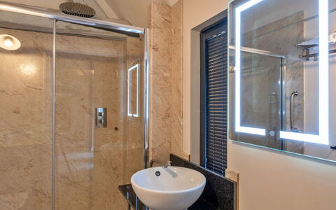 Ploughman'S Row No. 1 at Dairy Cottages: Arreglo De Tubería, Pared, Diseño De Interiores, Baño, Piso, Espejo, Suelo, Grifo, Lavabo, Plomería