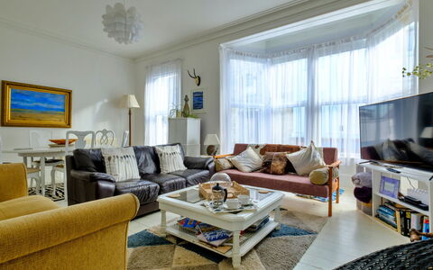 Isle of Wight 601: Mueble, Diseño De Interiores, Piso, Sofá, Suelo, Techo, Madera, Habitación, Sala, Departamento