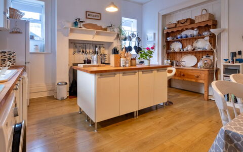 Isle of Wight 601: Cocina, Mostrador, Gabinetes, Mueble, Diseño De Interiores, Piso, Aparato De Cocina, Madera, Alacena, Techo