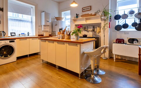 Isle of Wight 601: Aparato De Cocina, Cocina, Piso, Electrodoméstico, Diseño De Interiores, Mostrador, Mueble, Madera, Suelo, Gabinetes