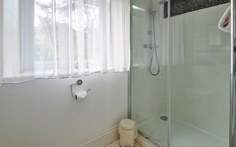 Isle of Wight 601: Baño, Arreglo De Tubería, Piso, Diseño De Interiores, Suelo, Bañera, Plomería, Ducha, Grifo, Loseta