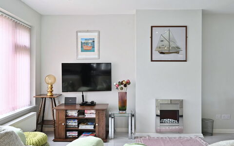 Forget Me Not: Mueble, Diseño De Interiores, Pared, Piso, Suelo, Habitación, Madera, Sala, Marco, Casa