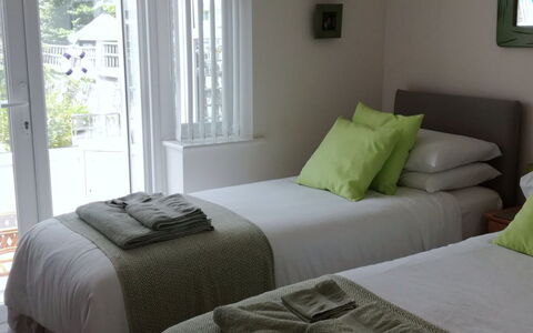 Forget Me Not: Cama, Suelo, Habitación, Sábana, Diseño De Interiores, Lecho, Mueble, Piso, Marco De La Cama, Habitación