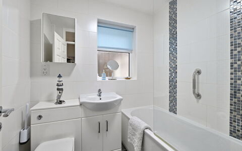 Forget Me Not: Baño, Diseño De Interiores, Arreglo De Tubería, Piso, Lavabo, Suelo, Grifo, Plomería, Lavabo Del Baño, Loseta