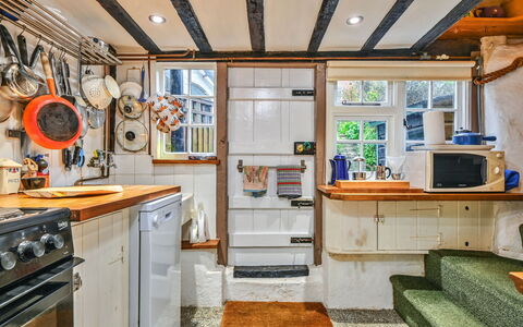Old Town Cottage, Hastings: Madera, Mueble, Cocina, Gabinetes, Mostrador, Electrodoméstico, Manchas De Madera, Madera Dura, Cajón, Silla