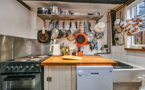 Old Town Cottage, Hastings: Cocina, Aparato De Cocina, Electrodoméstico, Mostrador, Estufa De Cocina, Estufa De Gas, Diseño De Interiores, Estufa, Electrodoméstico, Habitación