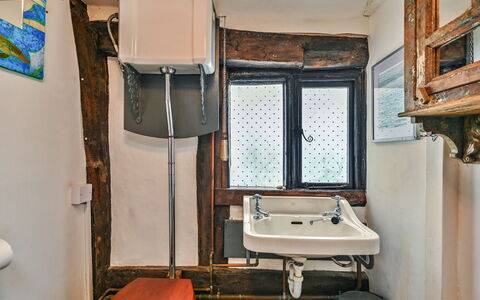 Old Town Cottage, Hastings: Arreglo De Tubería, Lavabo Del Baño, Lavabo, Plomería, Baño, Grifo, Espejo, Habitación, Baño, Toalla