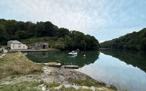 Three Quarter Cottage: Agua, Cuerpo De Agua, Corriente De Agua, Camino Acuático, Banco, Canal, Lago, Río, Reservorio
